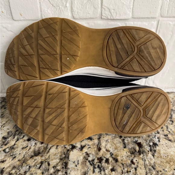 Skechers women’s 7.5 black and White Athletic walking Sneakers - Picture 3 of 4